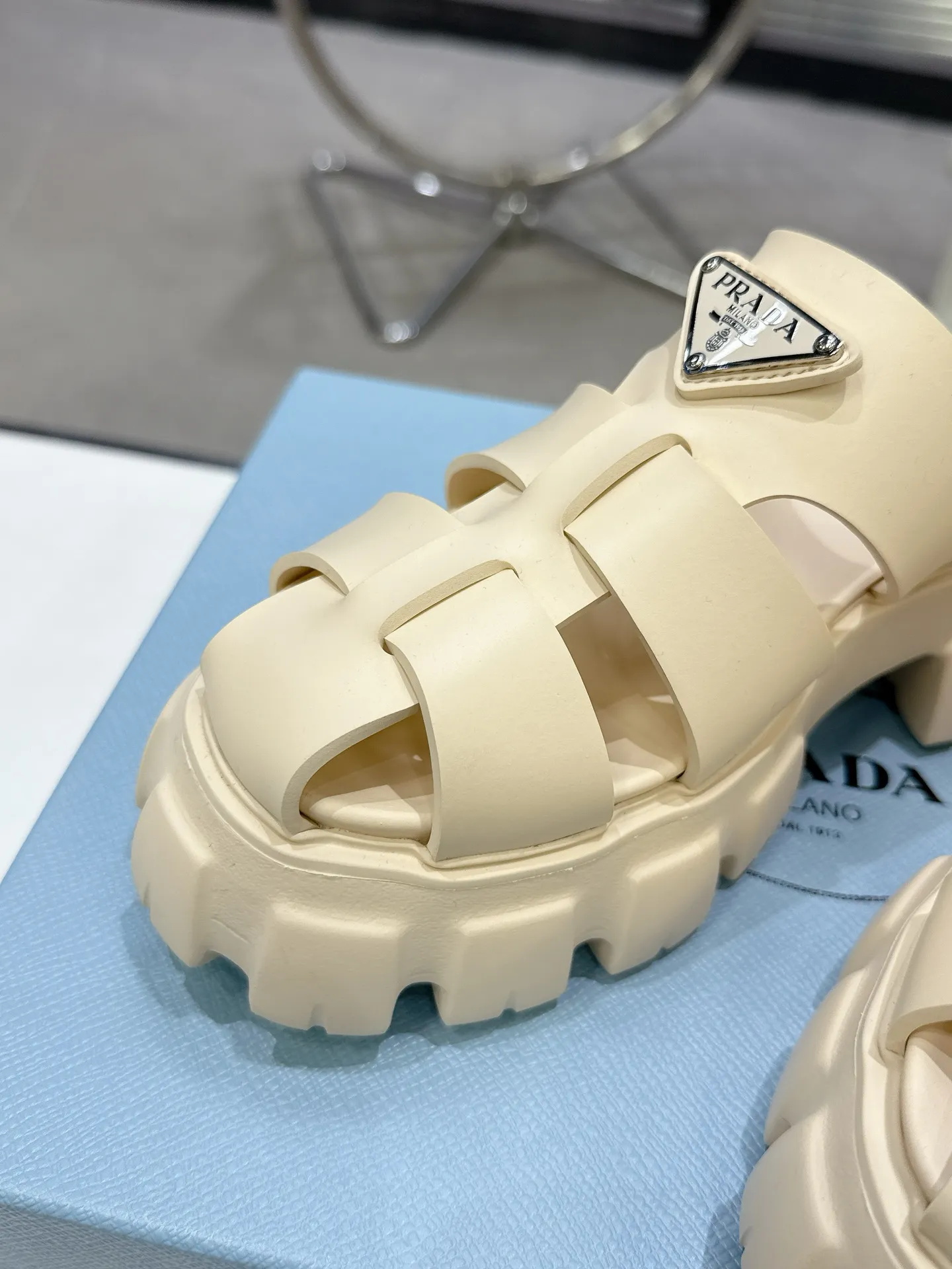 👟👟Ex-factory price 440👟👟 2025 exclusive version super popular🎊🎊🎊prada Prada triangular buckle serrated Roman thick-soled rubber foam ultra-light sandals are retro, fashionable and avant-garde, the upper perfectly restores the original craftsmanship, making the whole pair of shoes light and comfortable, full of holiday feel, bright colors💐💐💐💐 A variety of choices to satisfy fashionable people of different styles! The iconic metal triangle logo is paired with the shape of ancient beach sandals. Every design element is fashionable! Code number 35-40​